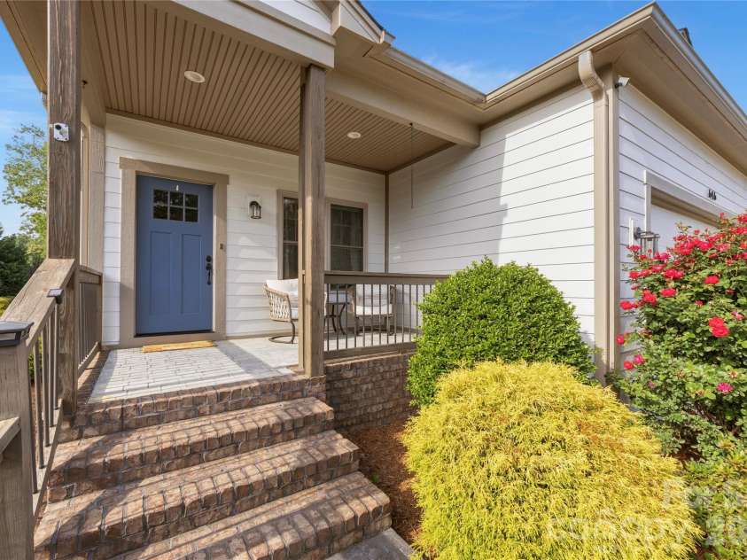 646 13th Avenue Place, Hickory, NC 28601.  MLS# CAR4378642, YatesRealty ID 21295. 