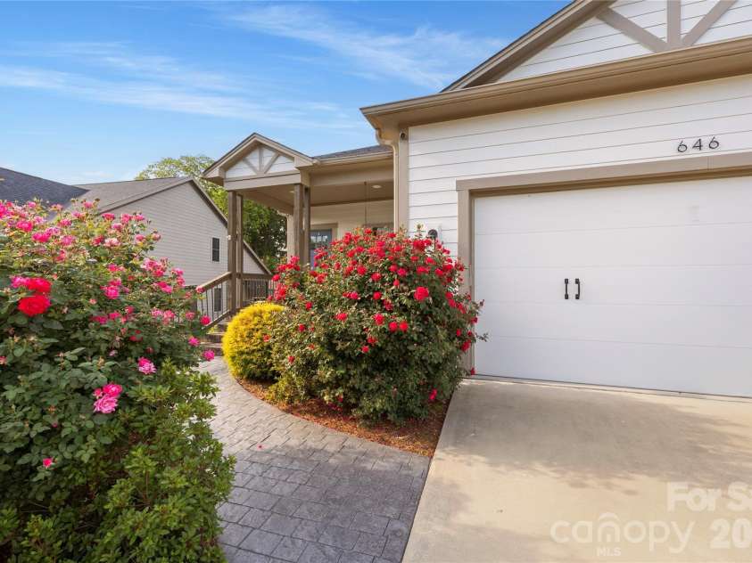 646 13th Avenue Place, Hickory, NC 28601.  MLS# CAR4378642, YatesRealty ID 21295. 