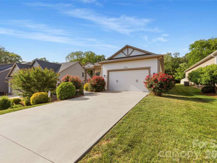 646 13th Avenue Place, Hickory, NC 28601.  MLS# CAR4378642, YatesRealty ID 21295. 