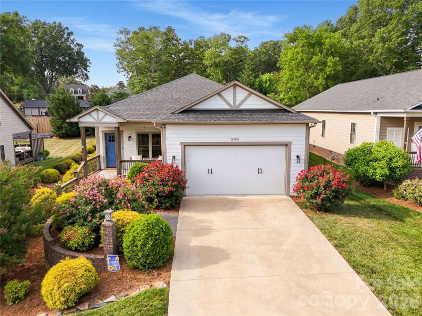 646 13th Avenue Place, Hickory, NC 28601.  MLS# CAR4378642, YatesRealty ID 21295. 