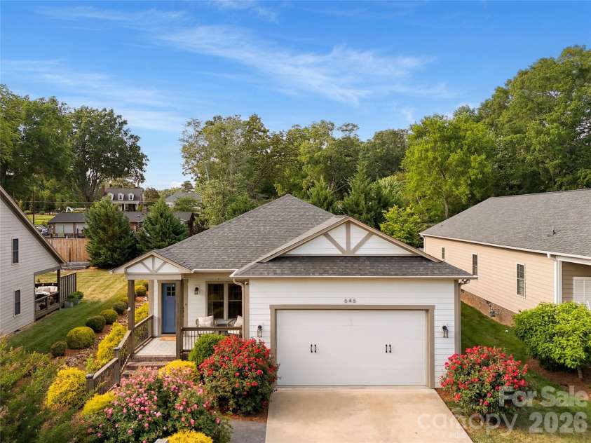 646 13th Avenue Place, Hickory, NC 28601.  MLS# CAR4378642, YatesRealty ID 21295. 