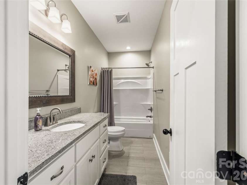 646 13th Avenue Place, Hickory, NC 28601.  MLS# CAR4378642, YatesRealty ID 21295. Second full bath