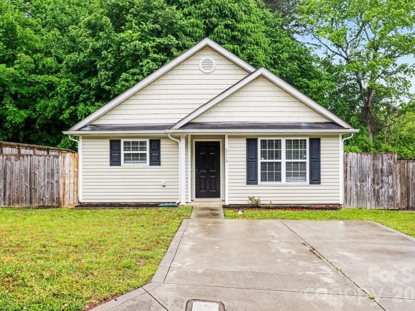 2116 Lauren Elizabeth Court, Charlotte, NC 28214.  MLS# CAR4375317, YatesRealty ID 21296. 