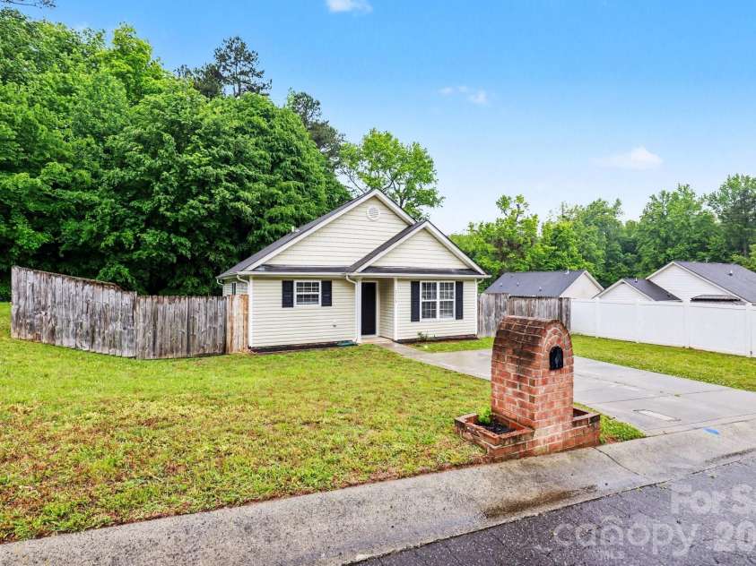 2116 Lauren Elizabeth Court, Charlotte, NC 28214.  MLS# CAR4375317, YatesRealty ID 21296. 