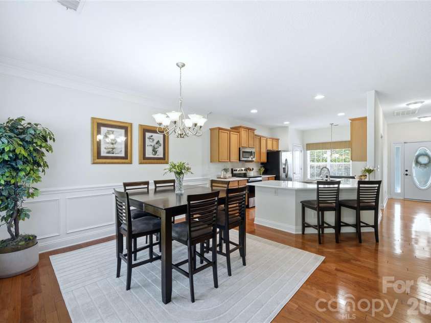 2429 Glyncastle Way, Gastonia, NC 28056.  MLS# CAR4374292, YatesRealty ID 21302. Crown Molding and Waincoting in dining area.