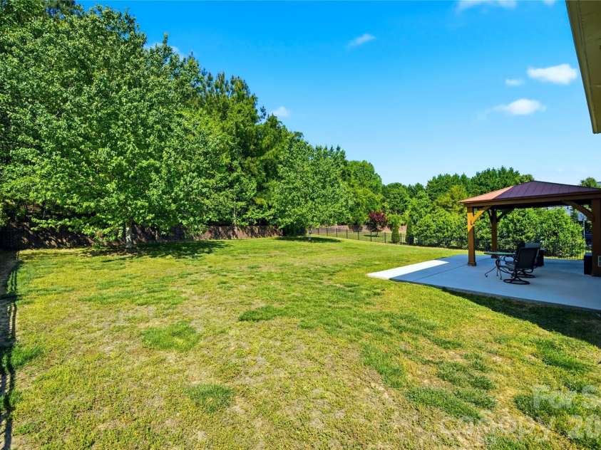 2429 Glyncastle Way, Gastonia, NC 28056.  MLS# CAR4374292, YatesRealty ID 21302. Large private yard