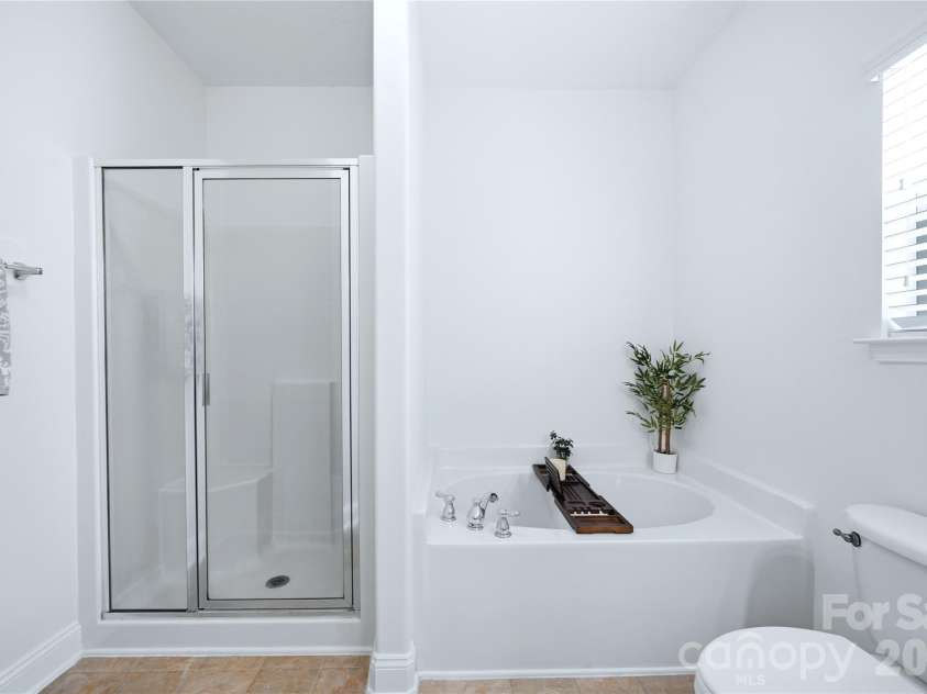 2429 Glyncastle Way, Gastonia, NC 28056.  MLS# CAR4374292, YatesRealty ID 21302. Primary bath with soaking tub and separate shower