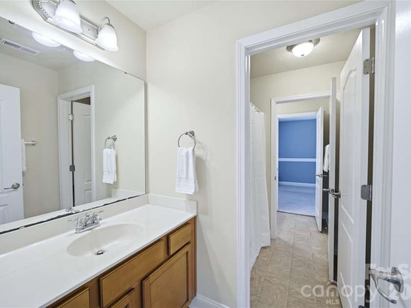 2429 Glyncastle Way, Gastonia, NC 28056.  MLS# CAR4374292, YatesRealty ID 21302. Secondary bathroom