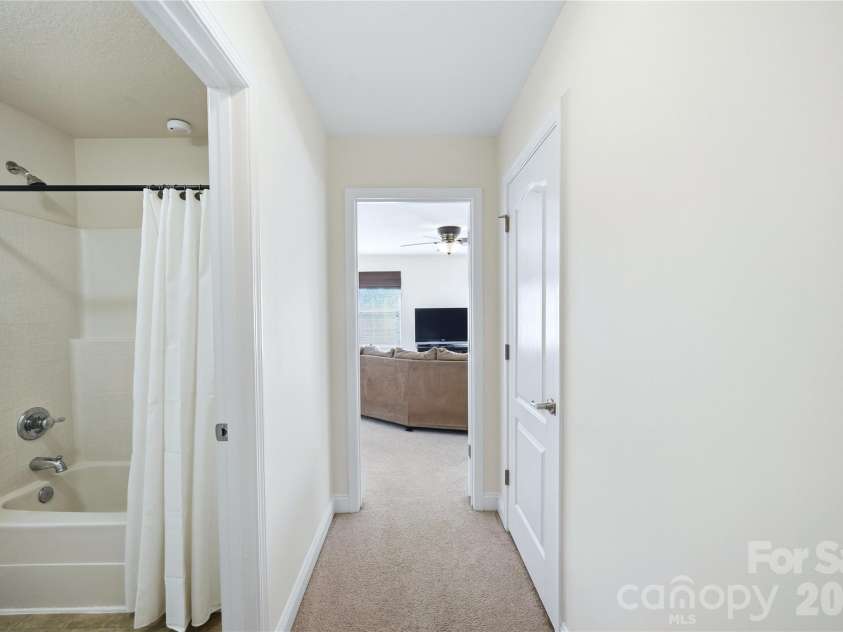 2429 Glyncastle Way, Gastonia, NC 28056.  MLS# CAR4374292, YatesRealty ID 21302. Secondary bathroom