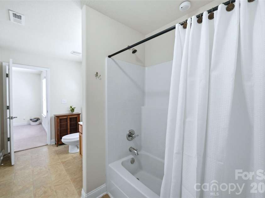 2429 Glyncastle Way, Gastonia, NC 28056.  MLS# CAR4374292, YatesRealty ID 21302. Secondary bathroom