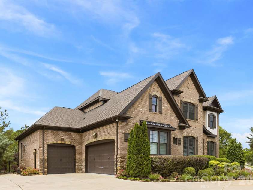 1009 Princessa Drive, Matthews, NC 28104.  MLS# CAR4378075, YatesRealty ID 21308. 