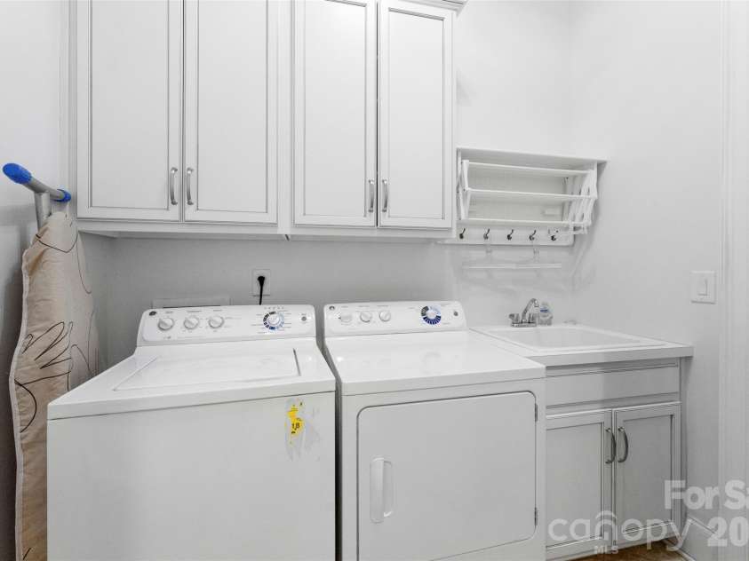1009 Princessa Drive, Matthews, NC 28104.  MLS# CAR4378075, YatesRealty ID 21308. 