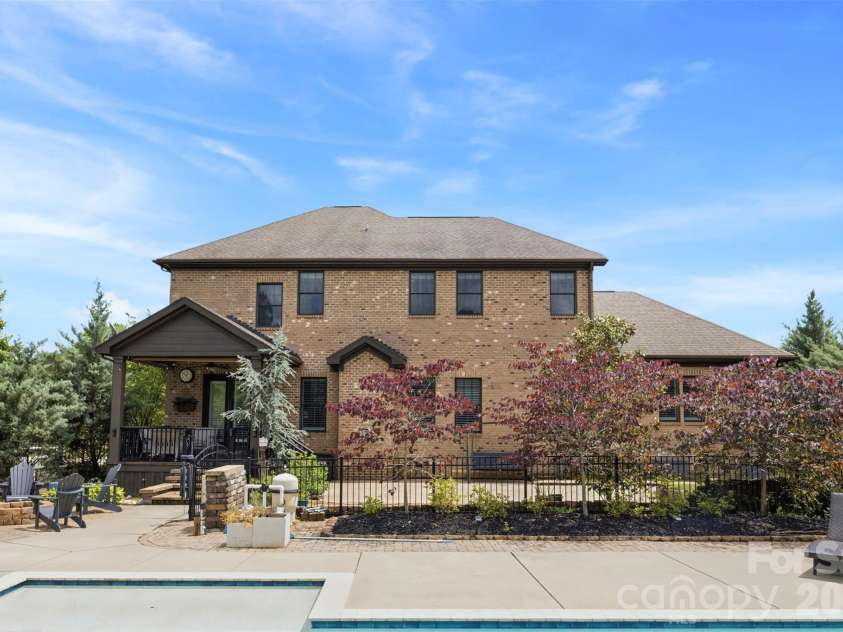 1009 Princessa Drive, Matthews, NC 28104.  MLS# CAR4378075, YatesRealty ID 21308. 