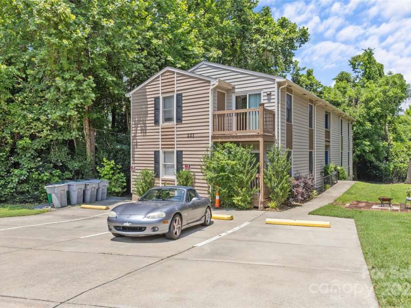 221 Cedar Street, Charlotte, NC 28202.  MLS# CAR4268658, YatesRealty ID 21309. 
