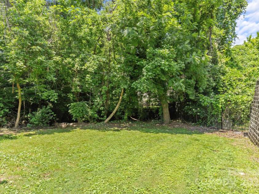 221 Cedar Street, Charlotte, NC 28202.  MLS# CAR4268658, YatesRealty ID 21309. 