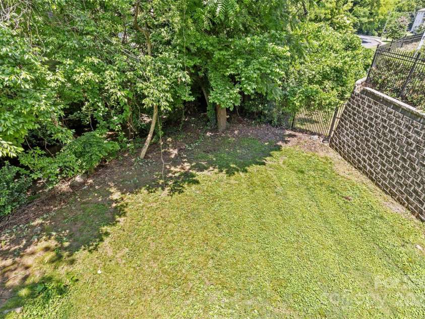 221 Cedar Street, Charlotte, NC 28202.  MLS# CAR4268658, YatesRealty ID 21309. 