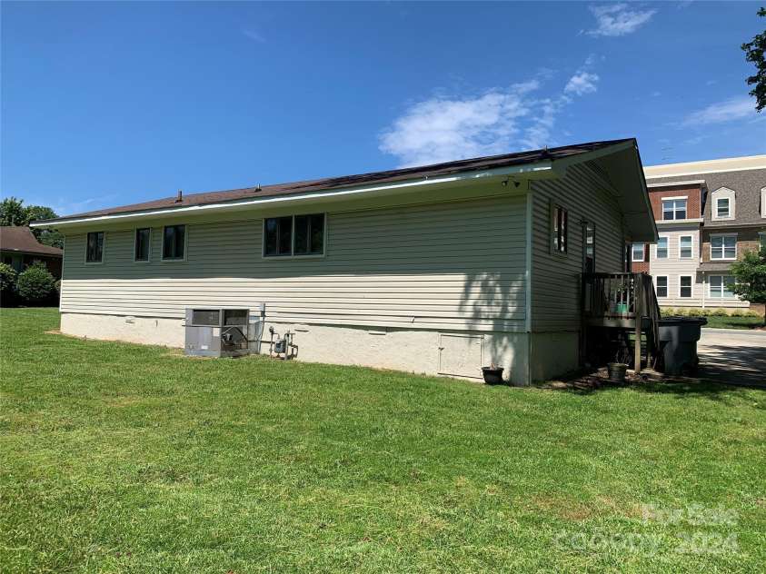 9416 Sandburg Avenue, Charlotte, NC 28213.  MLS# CAR4149545, YatesRealty ID 2131. 