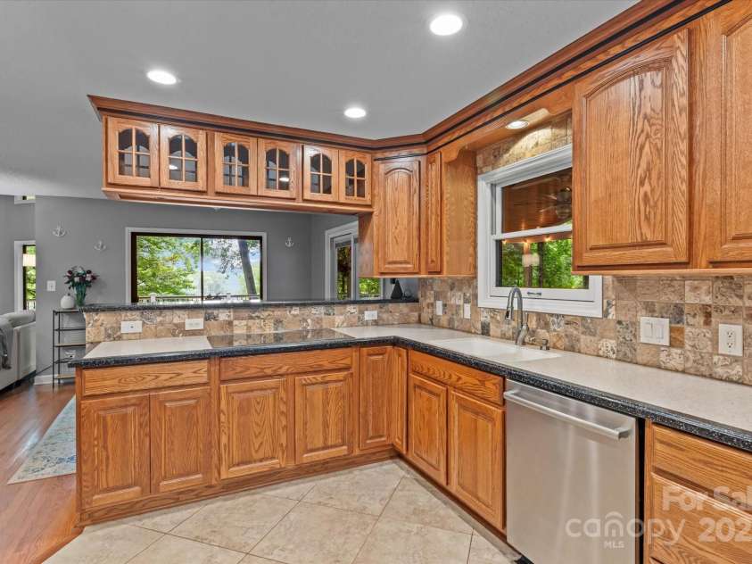 138 Ardmore Place, Mooresville, NC 28117.  MLS# CAR4270841, YatesRealty ID 21310. 