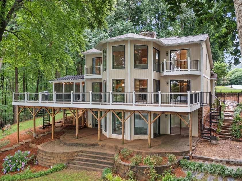138 Ardmore Place, Mooresville, NC 28117.  MLS# CAR4270841, YatesRealty ID 21310. 