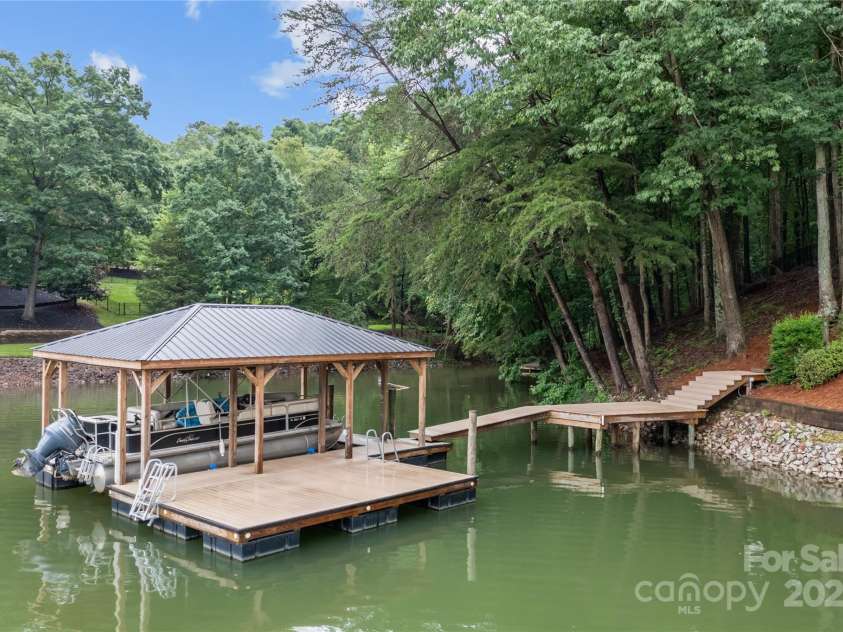 138 Ardmore Place, Mooresville, NC 28117.  MLS# CAR4270841, YatesRealty ID 21310. 