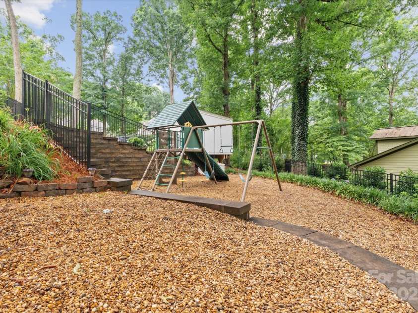 138 Ardmore Place, Mooresville, NC 28117.  MLS# CAR4270841, YatesRealty ID 21310. 