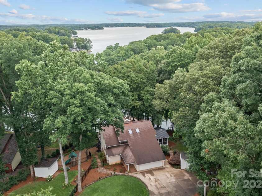 138 Ardmore Place, Mooresville, NC 28117.  MLS# CAR4270841, YatesRealty ID 21310. 