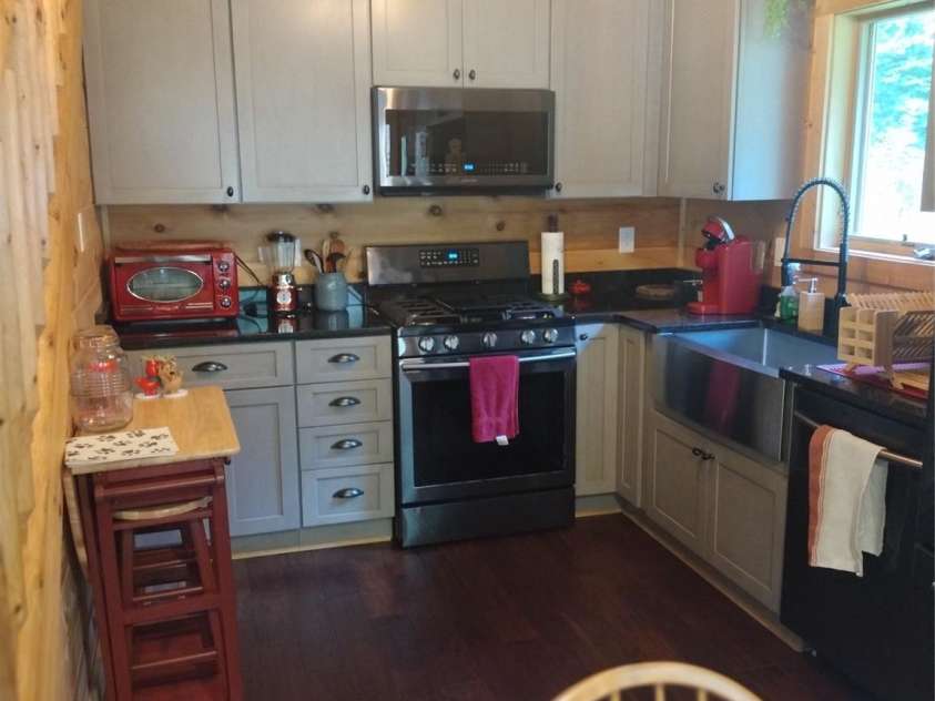 962 Laurel Mountain View Road, Flat Rock, NC 28731.  MLS# CAR4270563, YatesRealty ID 21311. Kitchen with stainless appliances and granite countertops