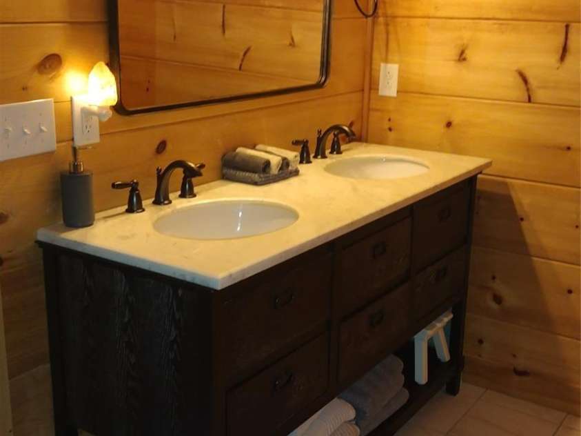 962 Laurel Mountain View Road, Flat Rock, NC 28731.  MLS# CAR4270563, YatesRealty ID 21311. Main Bath (also downstairs)