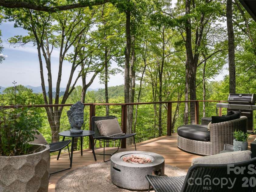 15 Hunters Way, Asheville, NC 28804.  MLS# CAR4379041, YatesRealty ID 21313. 
