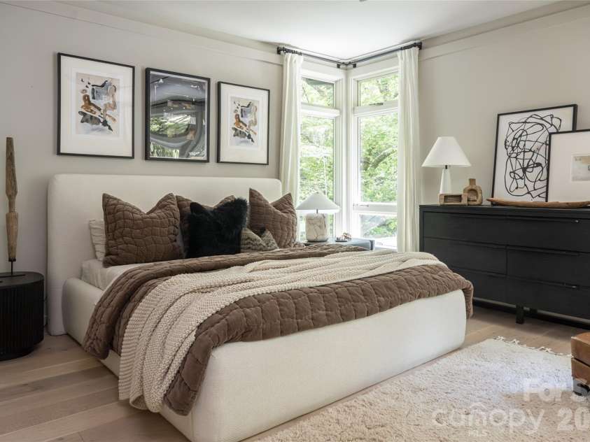 15 Hunters Way, Asheville, NC 28804.  MLS# CAR4379041, YatesRealty ID 21313. 