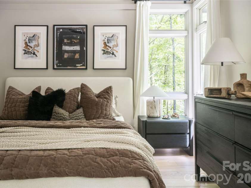 15 Hunters Way, Asheville, NC 28804.  MLS# CAR4379041, YatesRealty ID 21313. 