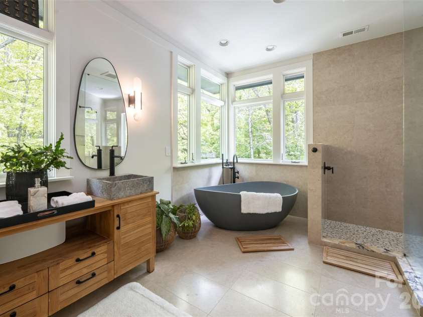 15 Hunters Way, Asheville, NC 28804.  MLS# CAR4379041, YatesRealty ID 21313. 