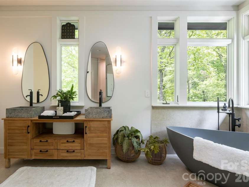 15 Hunters Way, Asheville, NC 28804.  MLS# CAR4379041, YatesRealty ID 21313. 
