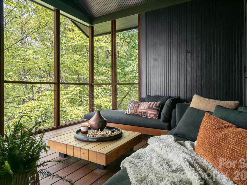15 Hunters Way, Asheville, NC 28804.  MLS# CAR4379041, YatesRealty ID 21313. 