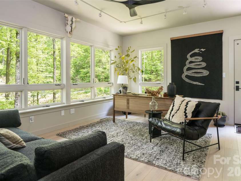 15 Hunters Way, Asheville, NC 28804.  MLS# CAR4379041, YatesRealty ID 21313. 