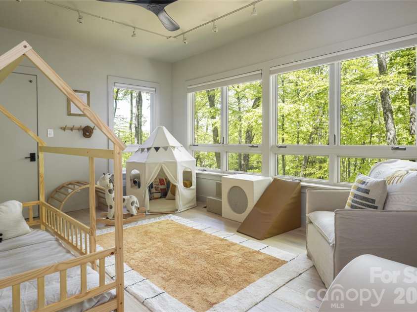 15 Hunters Way, Asheville, NC 28804.  MLS# CAR4379041, YatesRealty ID 21313. 
