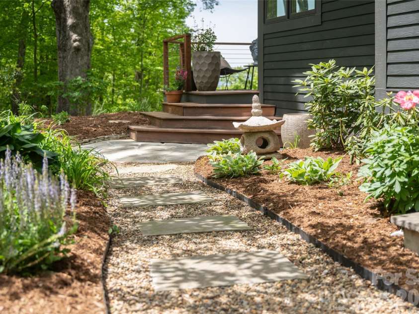 15 Hunters Way, Asheville, NC 28804.  MLS# CAR4379041, YatesRealty ID 21313. 
