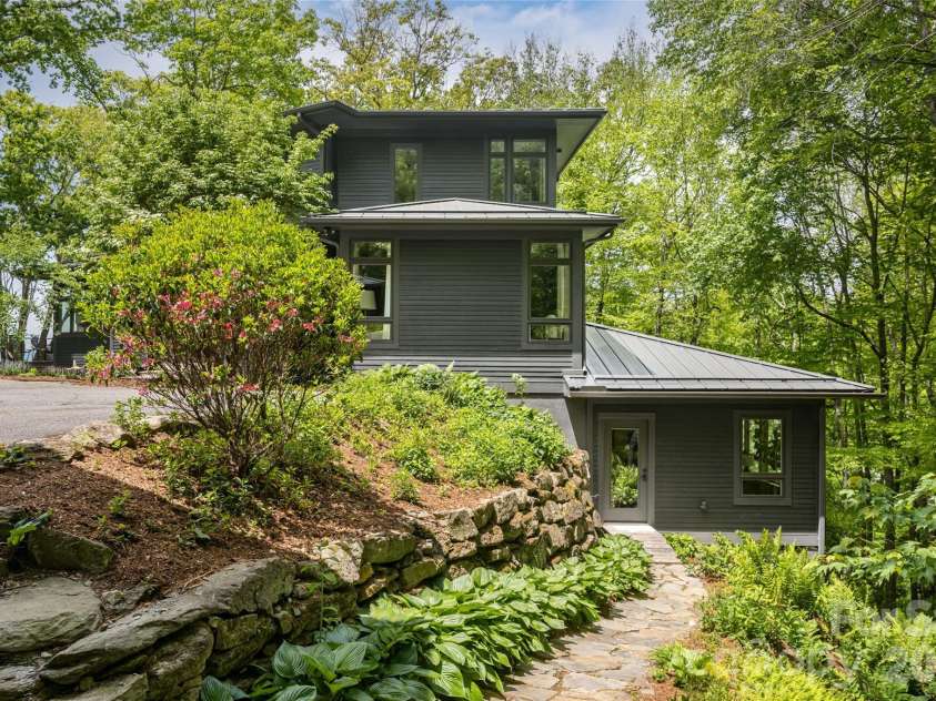 15 Hunters Way, Asheville, NC 28804.  MLS# CAR4379041, YatesRealty ID 21313. 