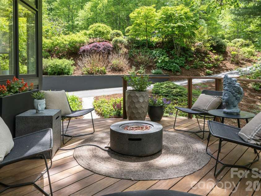 15 Hunters Way, Asheville, NC 28804.  MLS# CAR4379041, YatesRealty ID 21313. 