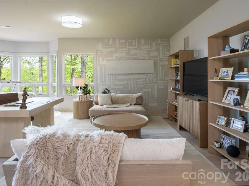 15 Hunters Way, Asheville, NC 28804.  MLS# CAR4379041, YatesRealty ID 21313. 