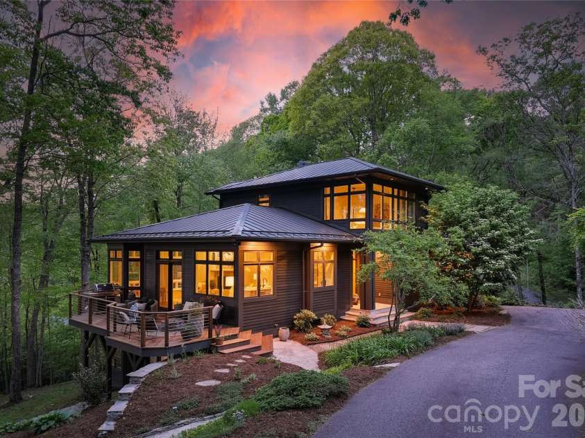 15 Hunters Way, Asheville, NC 28804.  MLS# CAR4379041, YatesRealty ID 21313. 