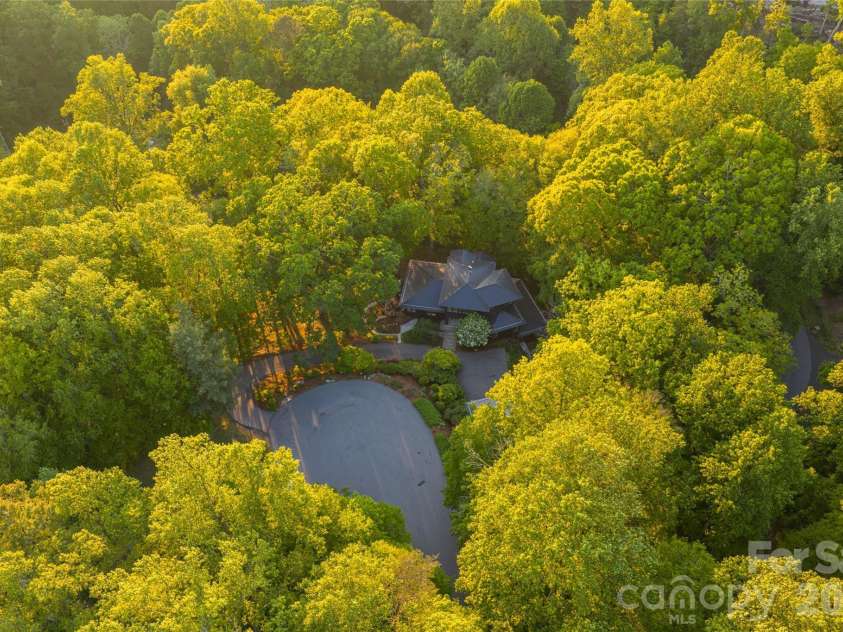 15 Hunters Way, Asheville, NC 28804.  MLS# CAR4379041, YatesRealty ID 21313. 