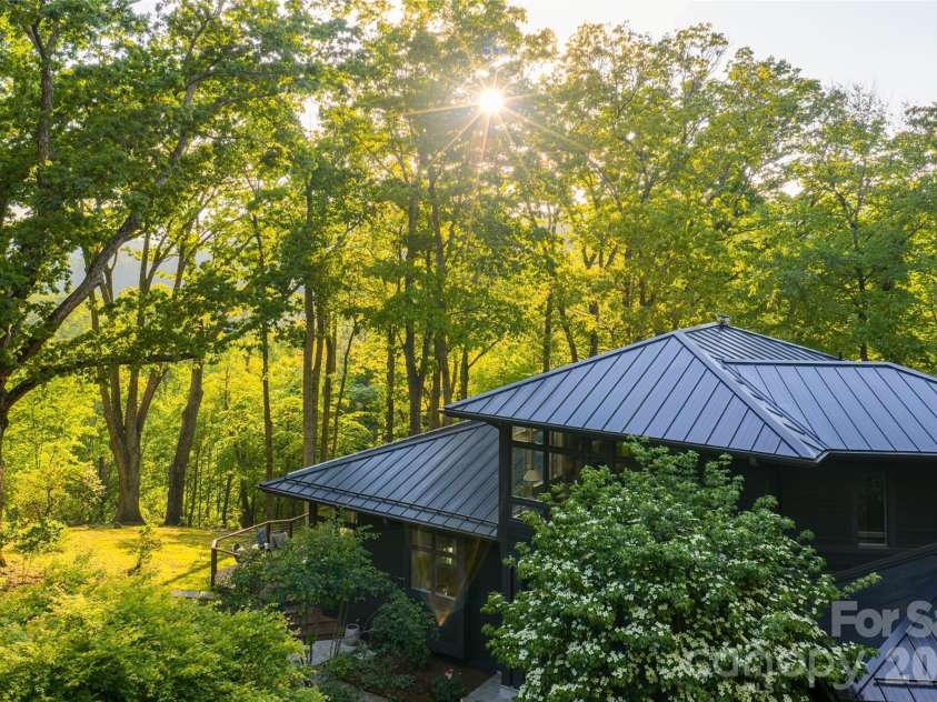 15 Hunters Way, Asheville, NC 28804.  MLS# CAR4379041, YatesRealty ID 21313. 