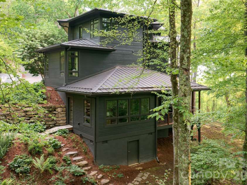 15 Hunters Way, Asheville, NC 28804.  MLS# CAR4379041, YatesRealty ID 21313. 