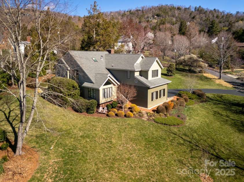 205 Midland Drive, Asheville, NC 28804.  MLS# CAR4231783, YatesRealty ID 21313. 