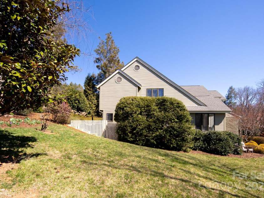 205 Midland Drive, Asheville, NC 28804.  MLS# CAR4231783, YatesRealty ID 21313. 