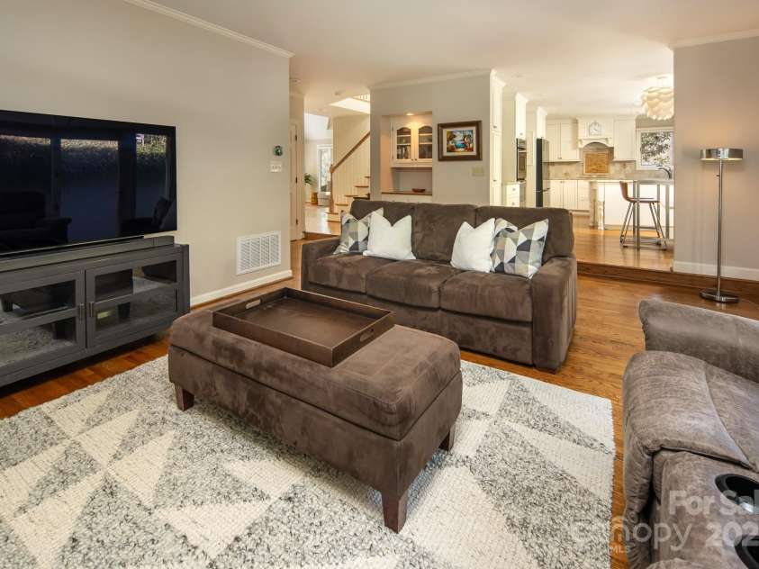 205 Midland Drive, Asheville, NC 28804.  MLS# CAR4231783, YatesRealty ID 21313. 