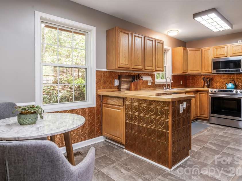 22 Otter Lane, Candler, NC 28715.  MLS# CAR4373918, YatesRealty ID 21315. 