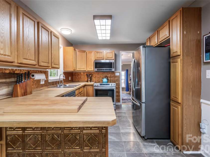 22 Otter Lane, Candler, NC 28715.  MLS# CAR4373918, YatesRealty ID 21315. 