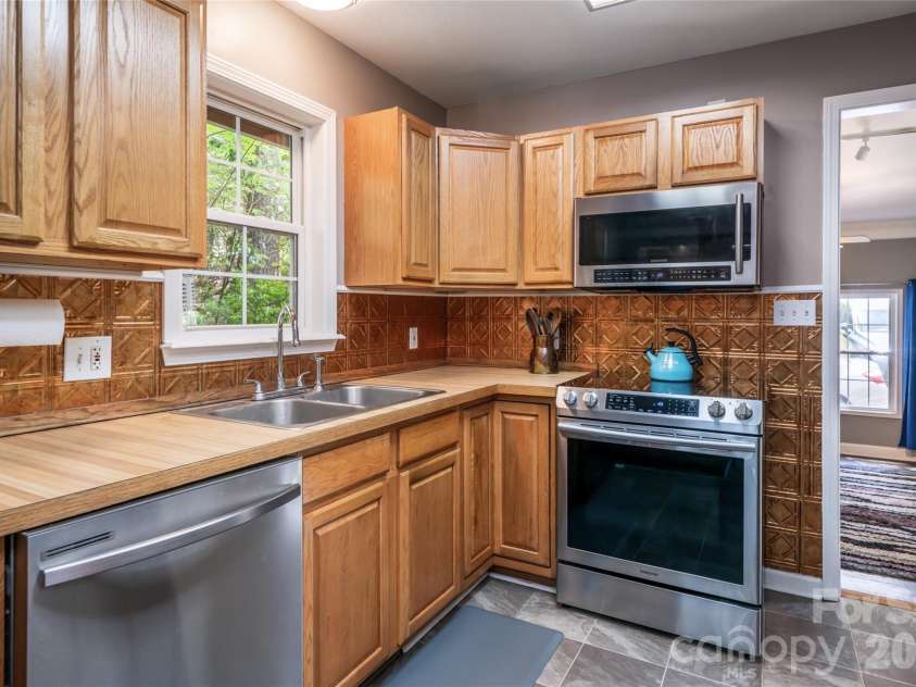 22 Otter Lane, Candler, NC 28715.  MLS# CAR4373918, YatesRealty ID 21315. 